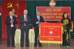 Lãnh đạo Ủy ban Trung ương MTTQ Việt Nam trao cờ thi đua xuất sắc toàn diện cho Ủy ban MTTQ tỉnh. 

